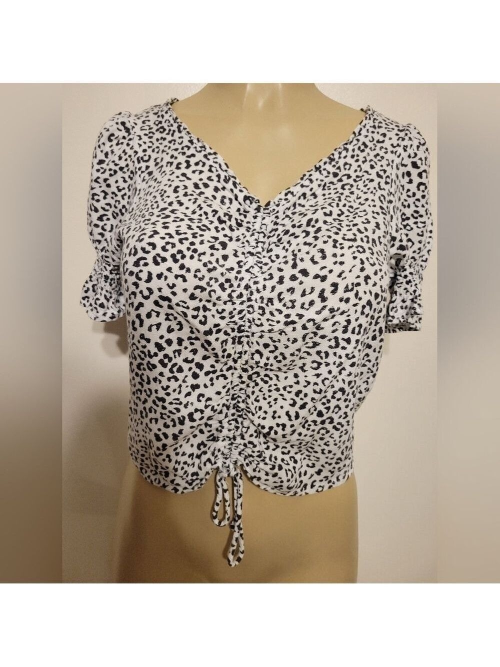 Urban Romantic White Cheatta Print Crop Top Medium V Neck Spring